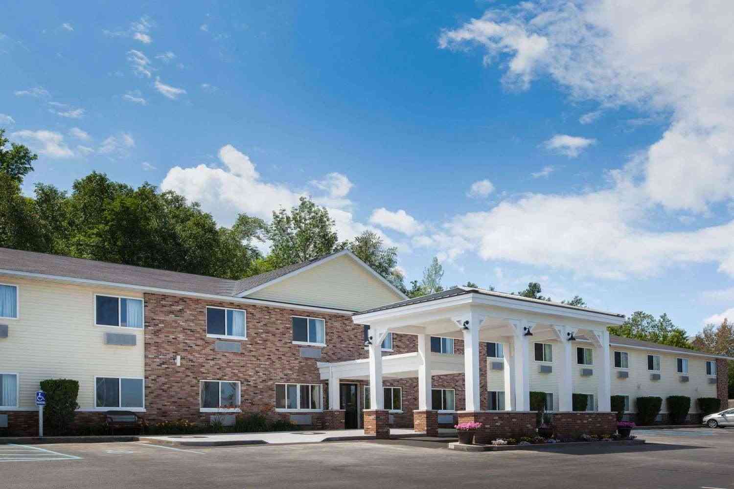 Petoskey, MI 的 AmericInn by Wyndham Petoskey
