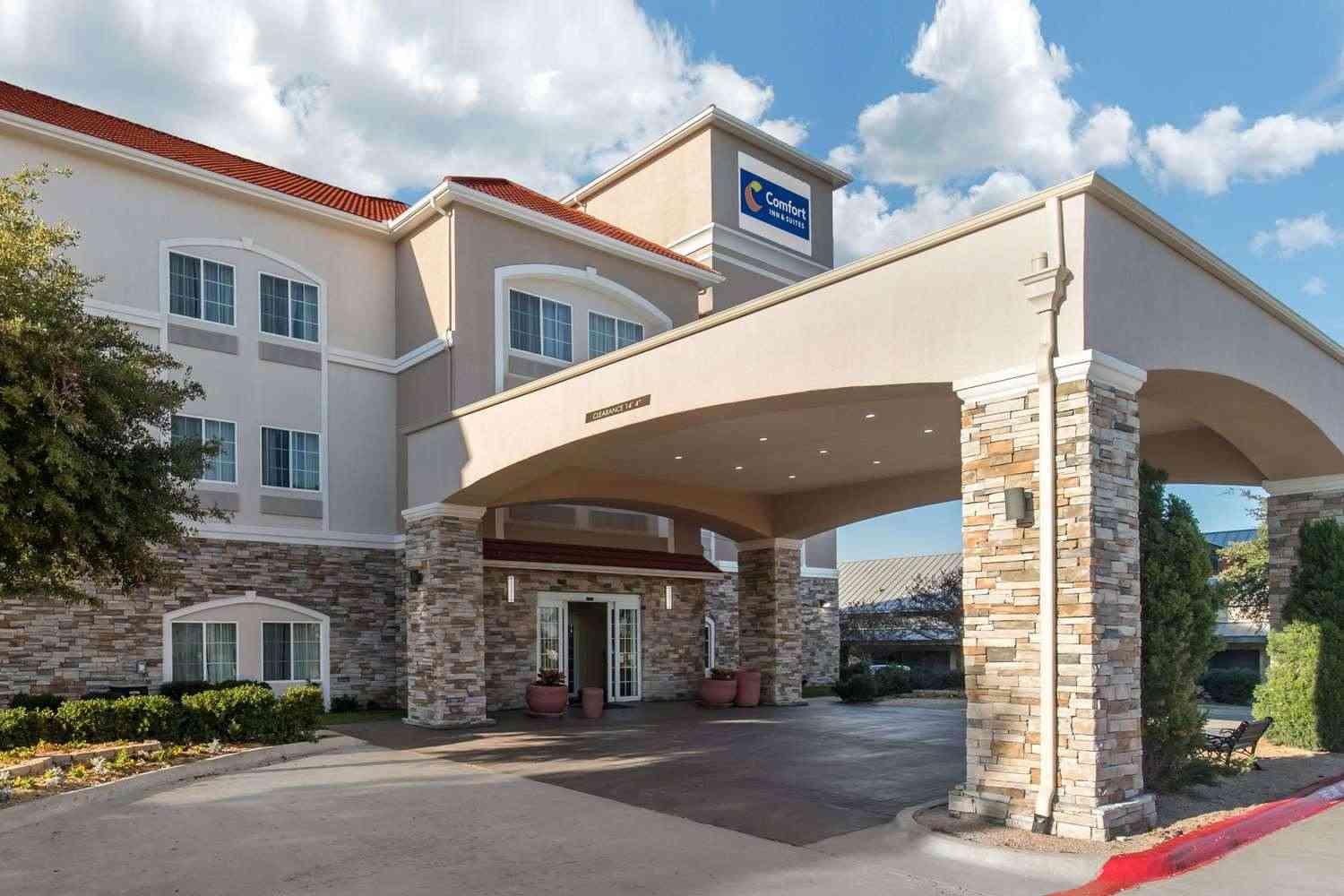 Comfort Inn and Suites Cedar Hill in Cedar Hill, TX