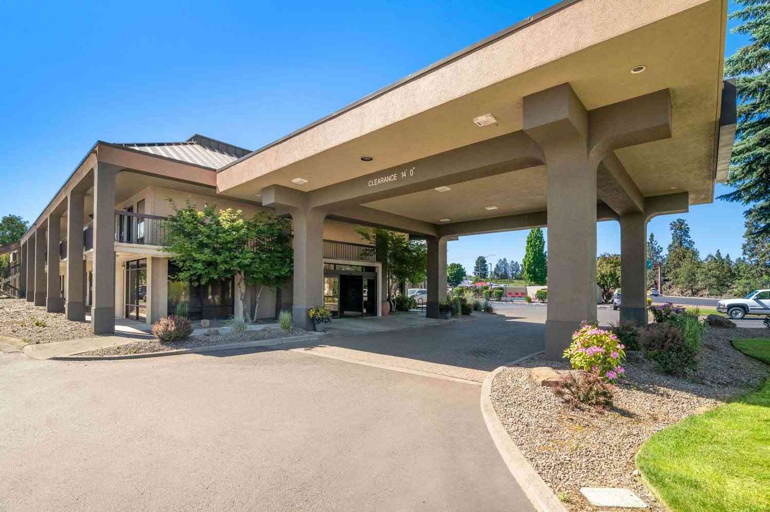 Red Lion Inn & Suites Deschutes River Bend, Bend, OR