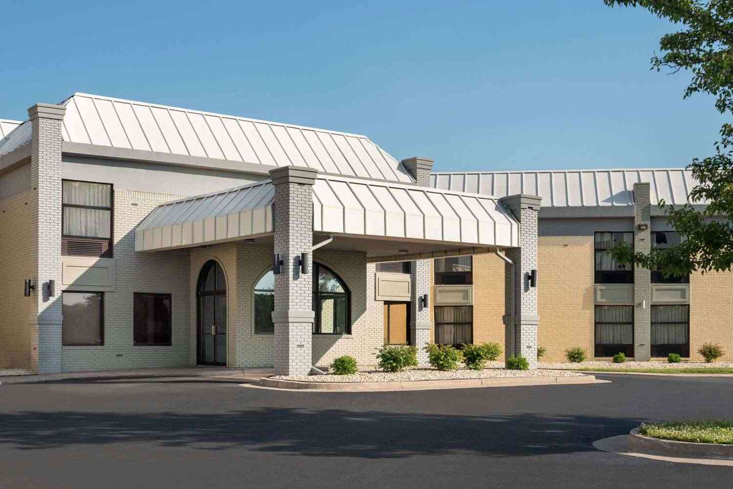 Days Inn & Suites by Wyndham Merrillville a Merrillville, IN