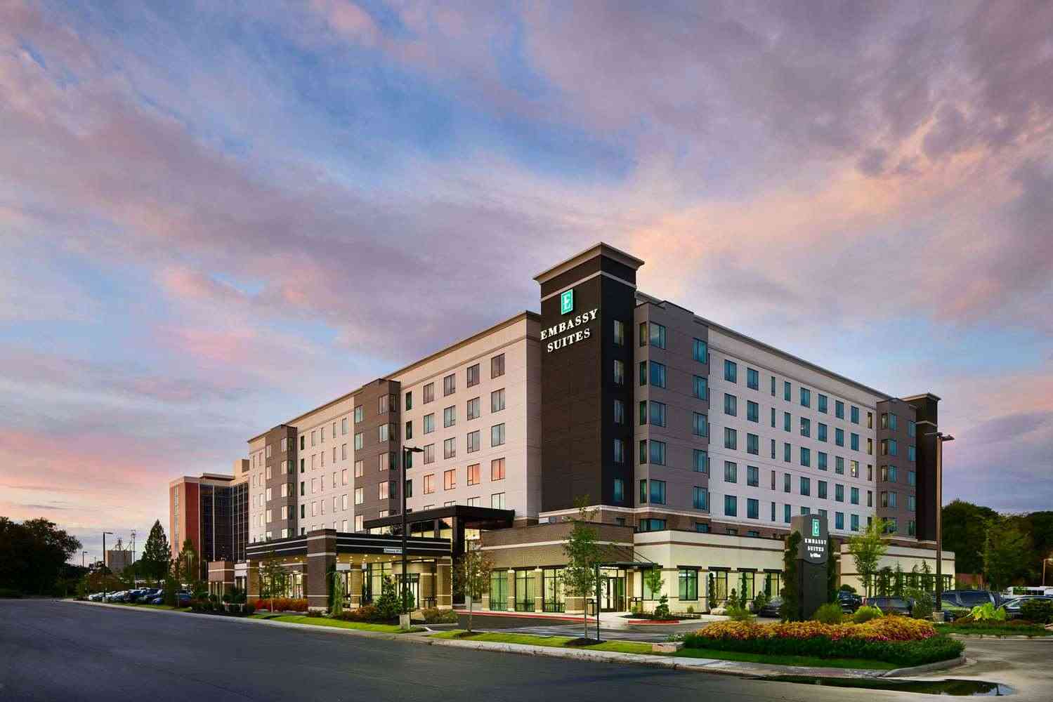 Embassy Suites by Hilton Atlanta Airport North в Hapeville, GA