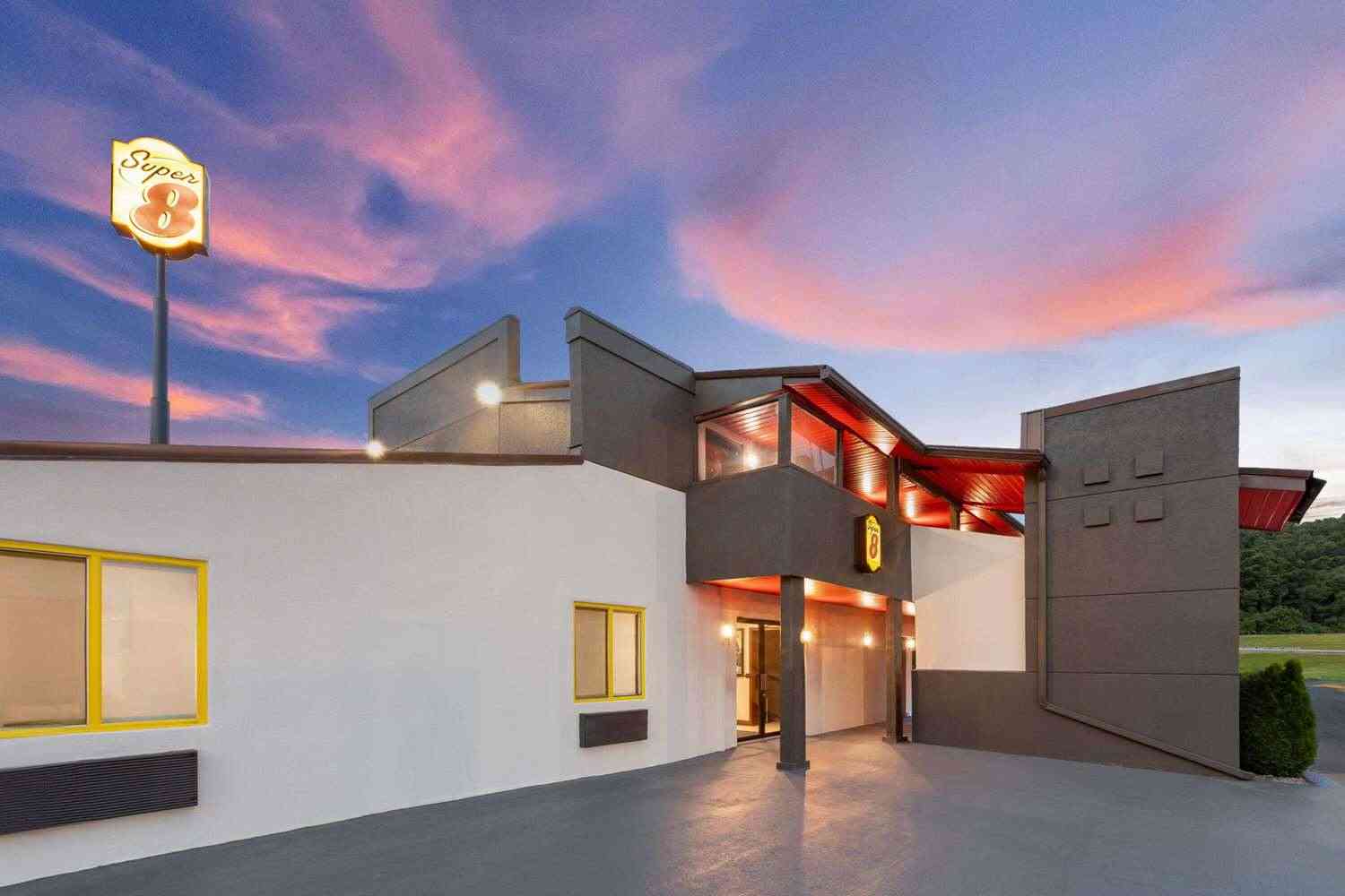 Super 8 by Wyndham Bridgeport/Clarksburg Area in Bridgeport, WV