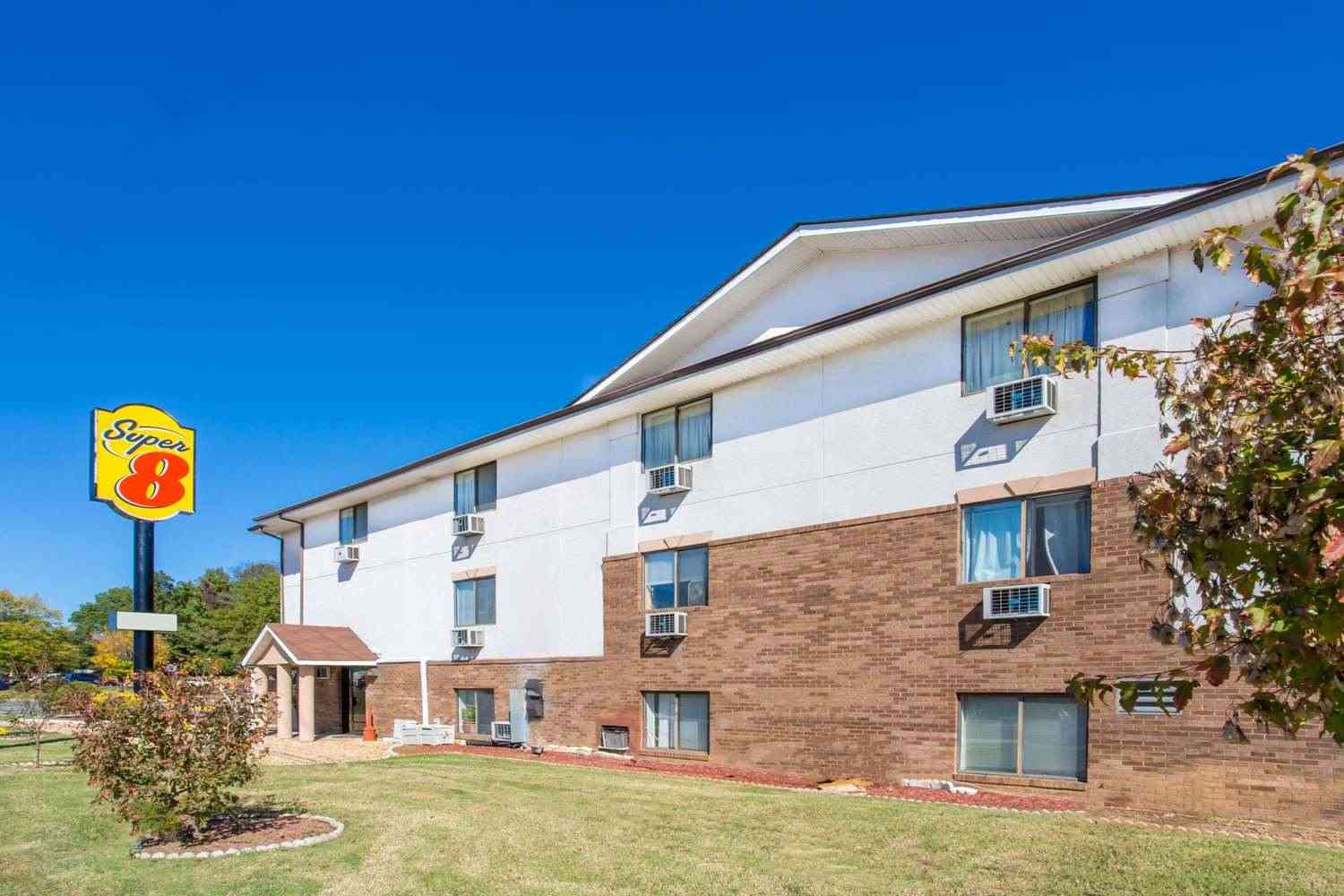 Super 8 by Wyndham Richmond/Broad Street, Richmond, VA