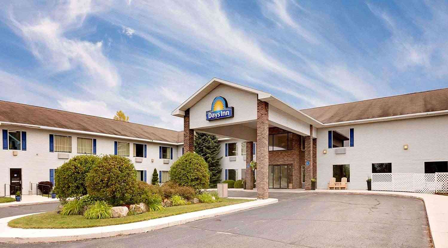 Days Inn by Wyndham Cadillac в Cadillac, MI