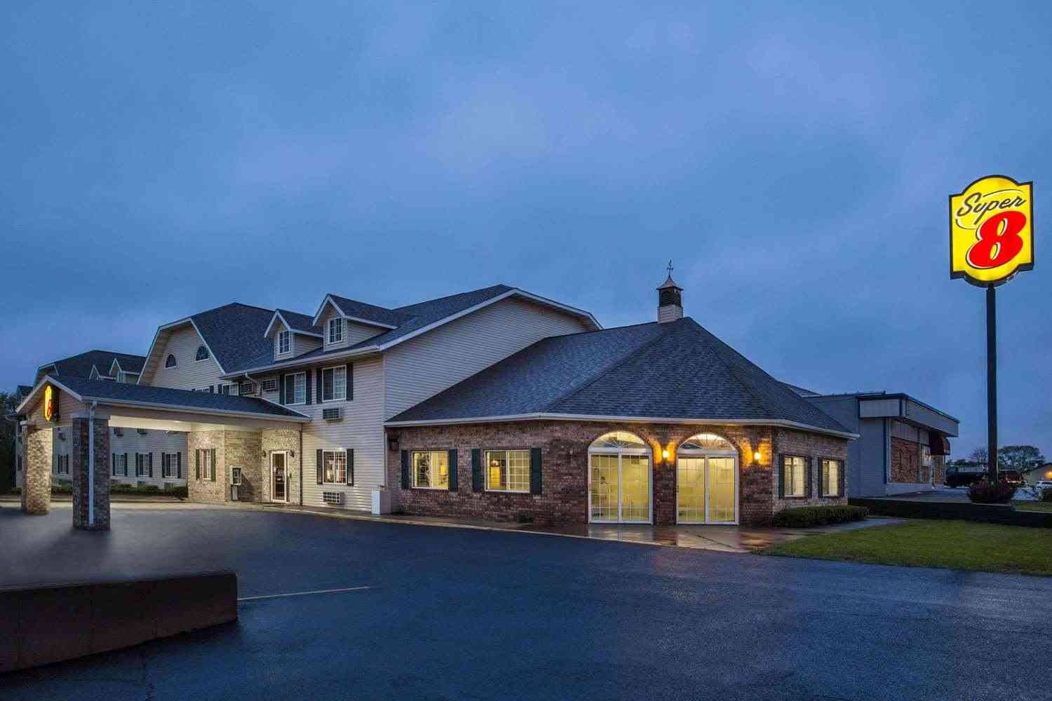 Reedsburg, WI 的 Super 8 by Wyndham Reedsburg