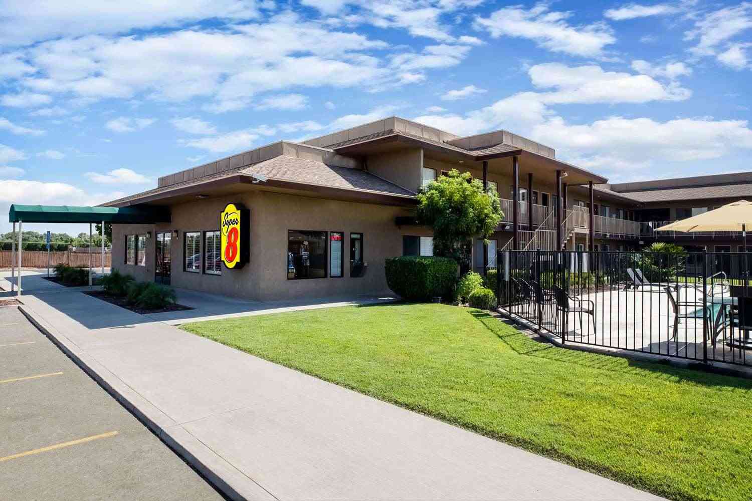Super 8 by Wyndham Lindsay Olive Tree i Lindsay, CA