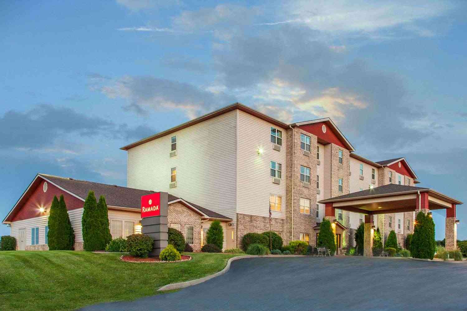 Sparta, KY 的 Ramada by Wyndham Sparta/At Speedway