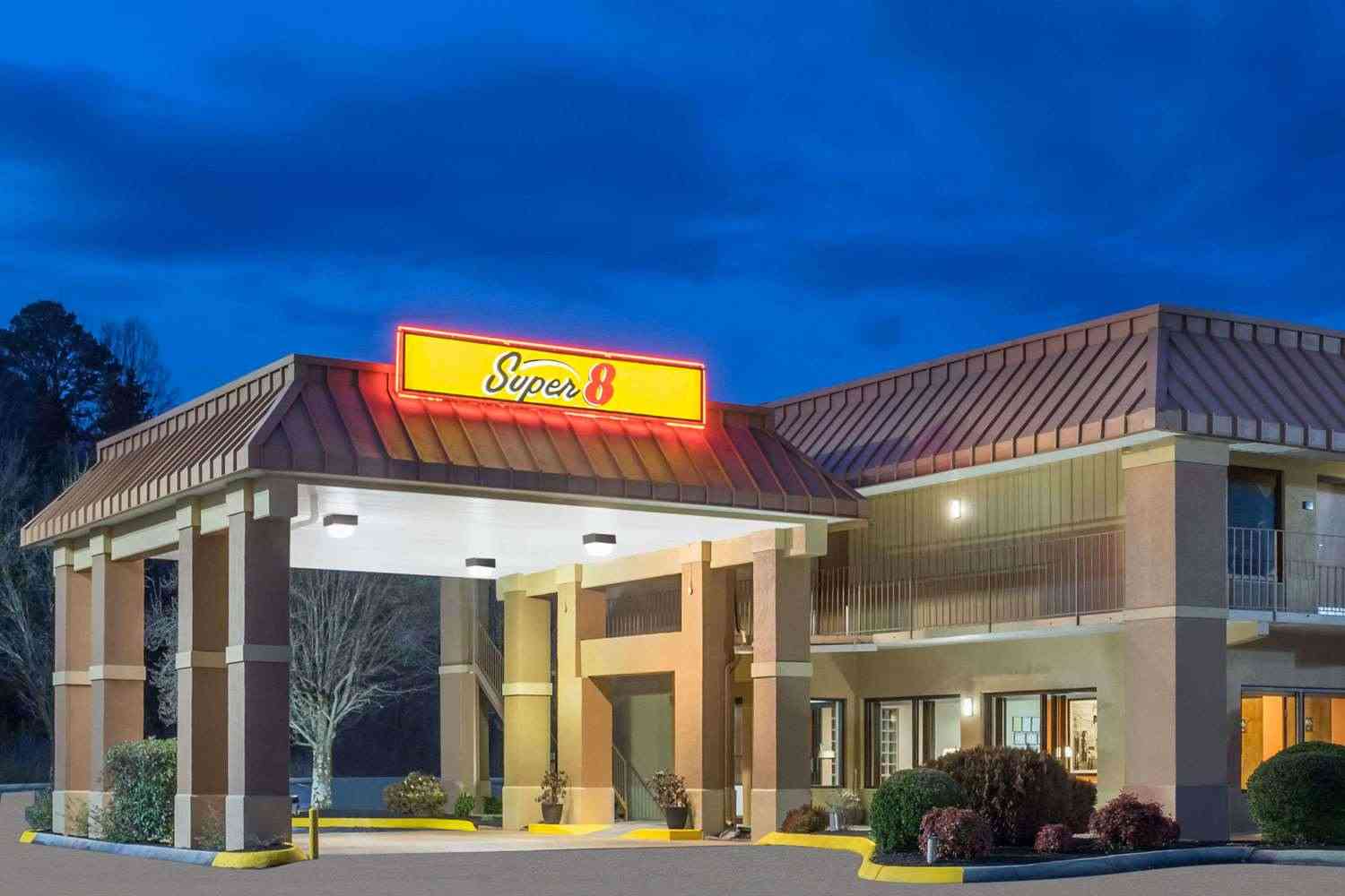 Super 8 by Wyndham Knoxville North/Powell in Powell, TN