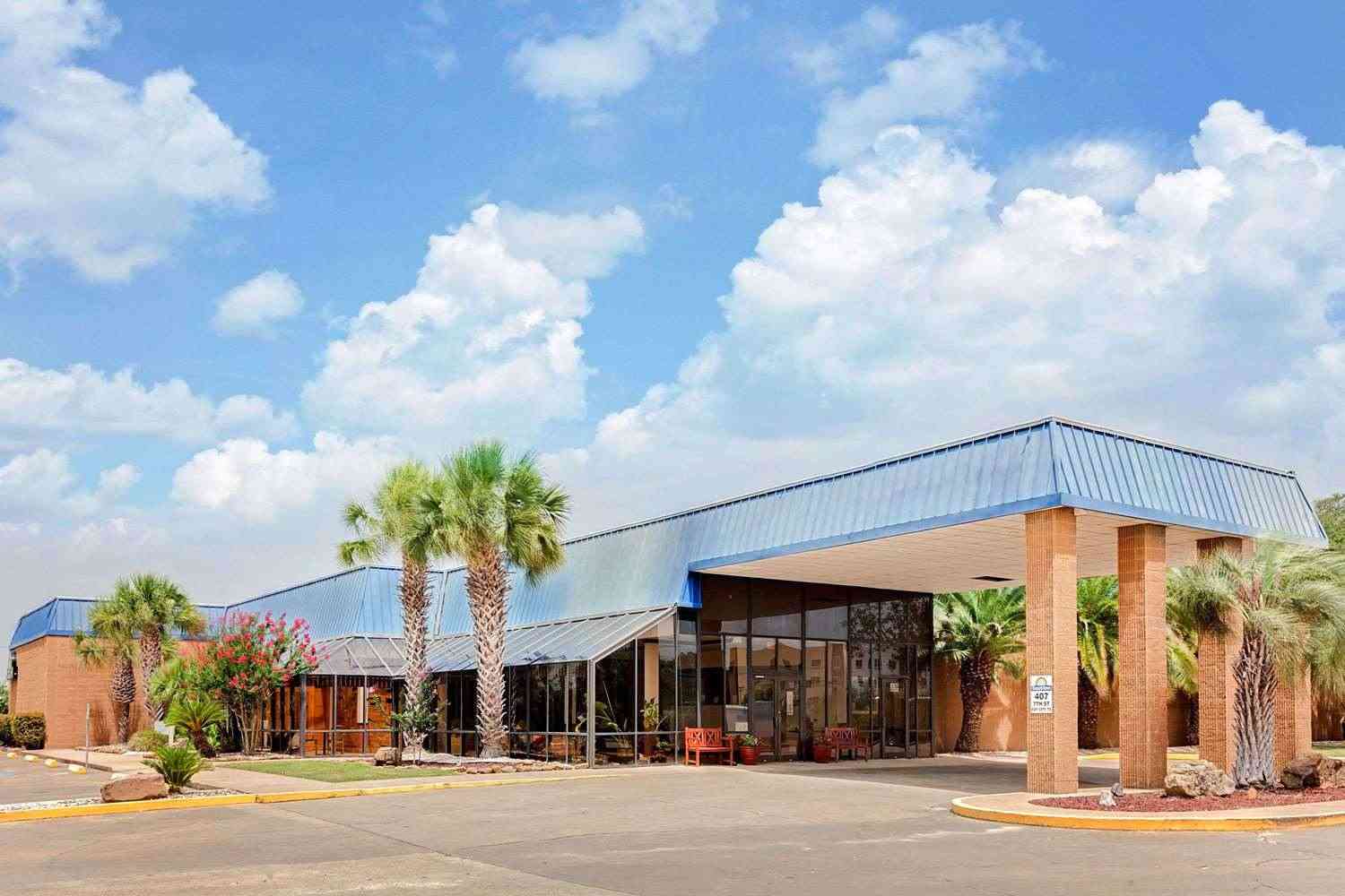 Days Inn by Wyndham Bay City, Bay City, TX