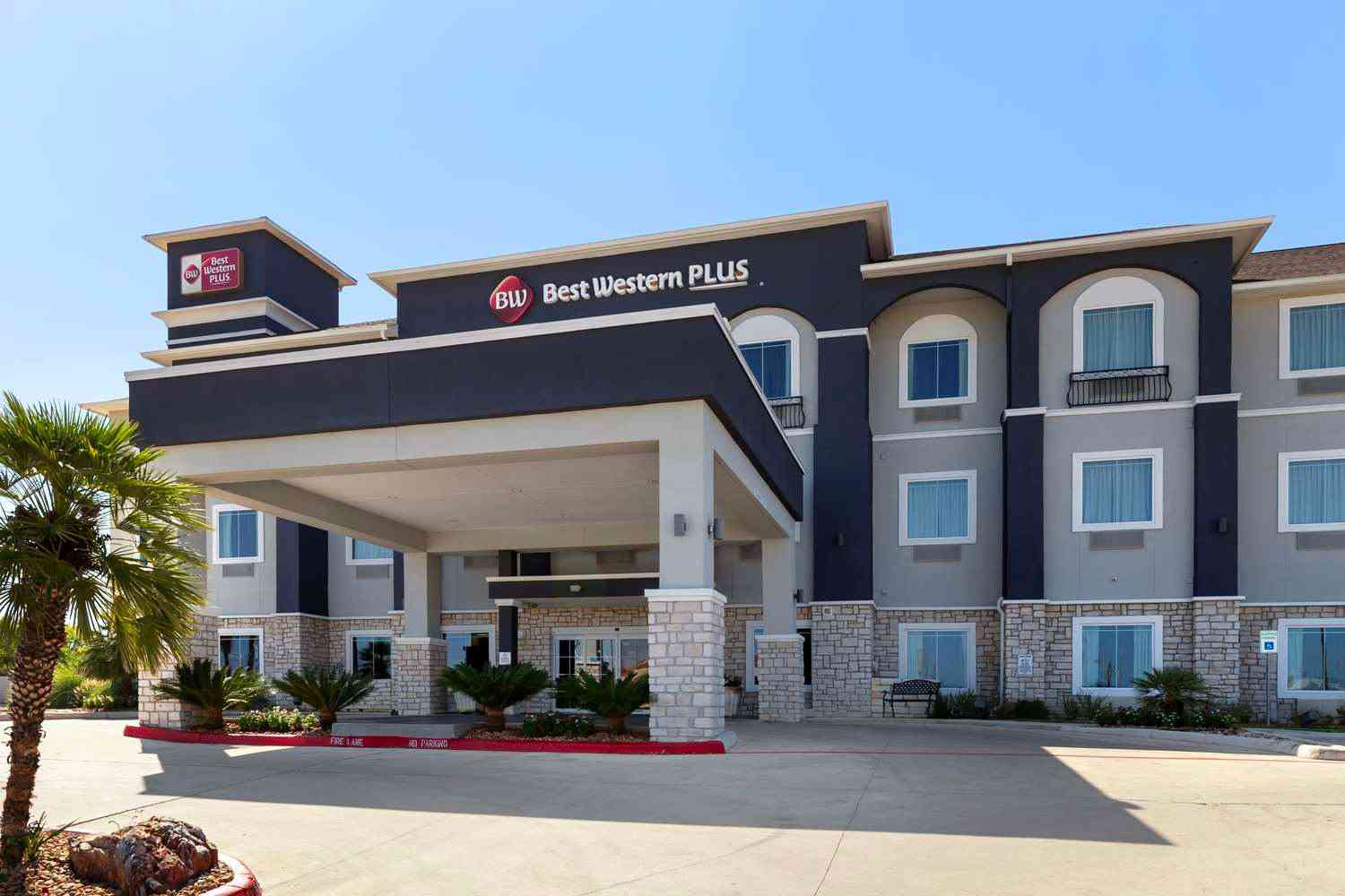 Best Western Plus Pleasanton Hotel in Pleasanton, TX