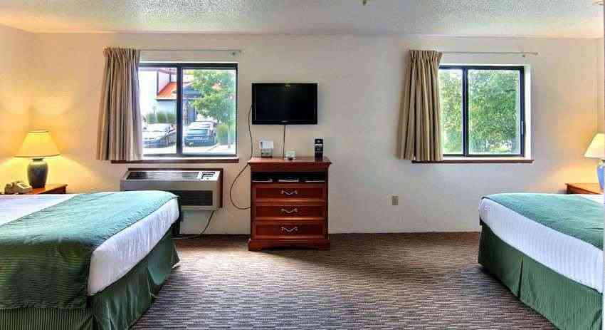 Traverse City, MI 的 Days Inn & Suites by Wyndham Traverse City