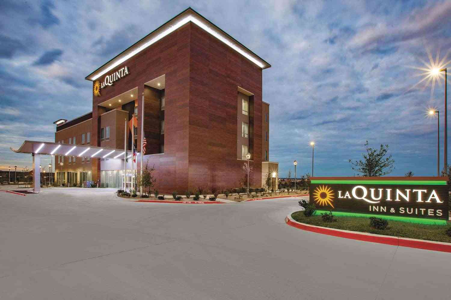 La Quinta Inn & Suites by Wyndham San Marcos Outlet Mall in San Marcos, TX