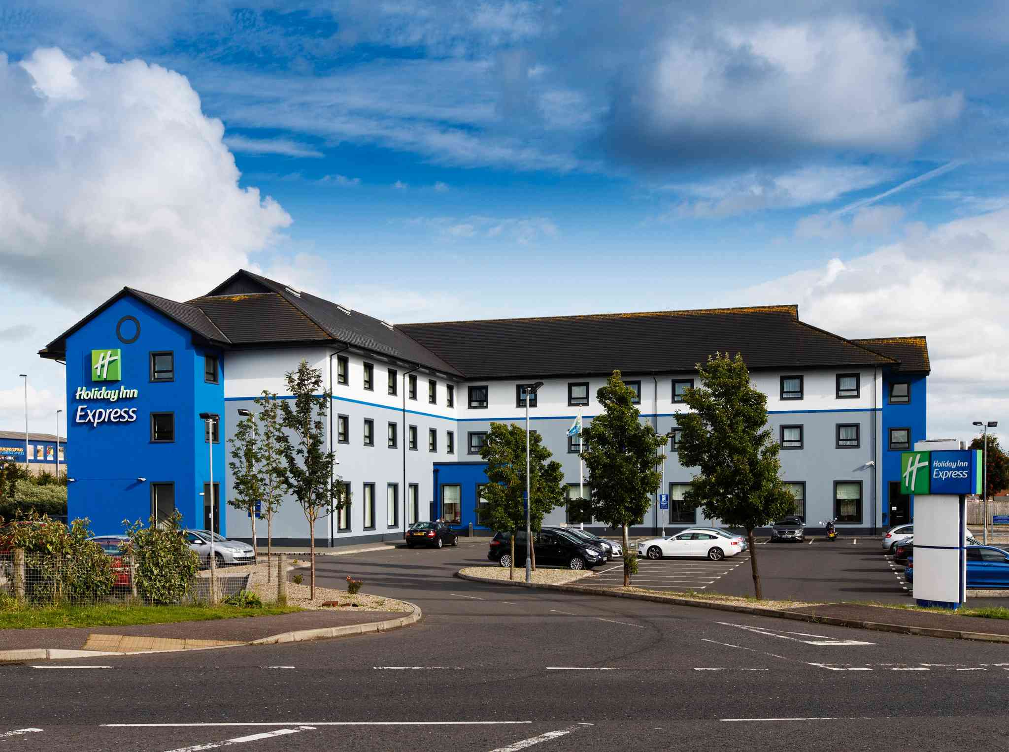 安特里姆, GB4 的 Holiday Inn Express Antrim M2, Jct.1