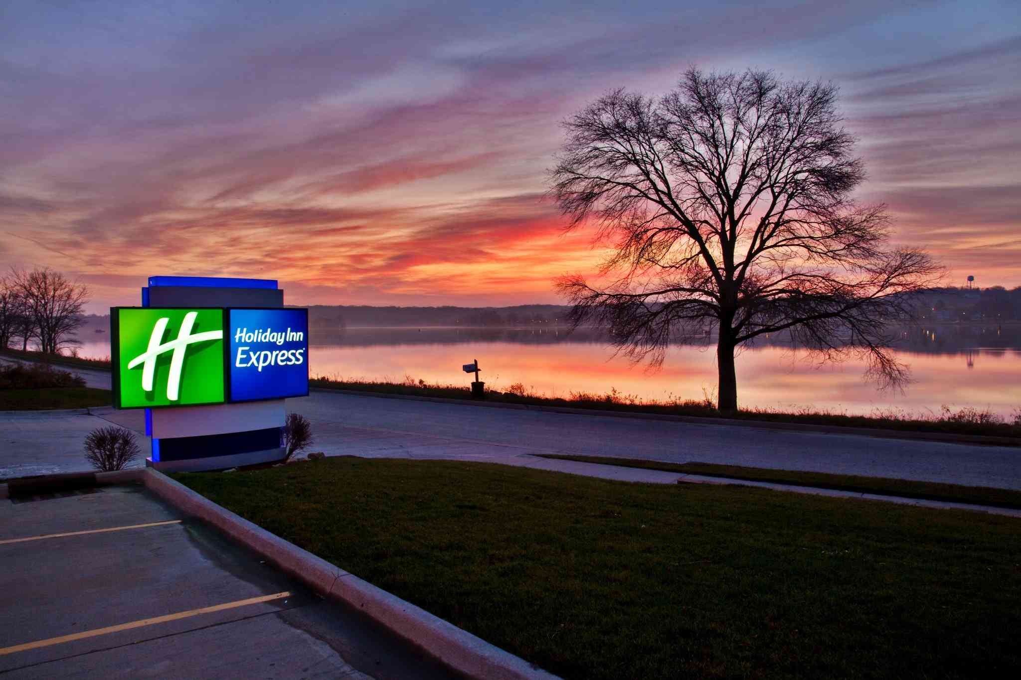 Holiday Inn Express Le Claire Riverfront-Davenport in เลอ แคลร์, IA