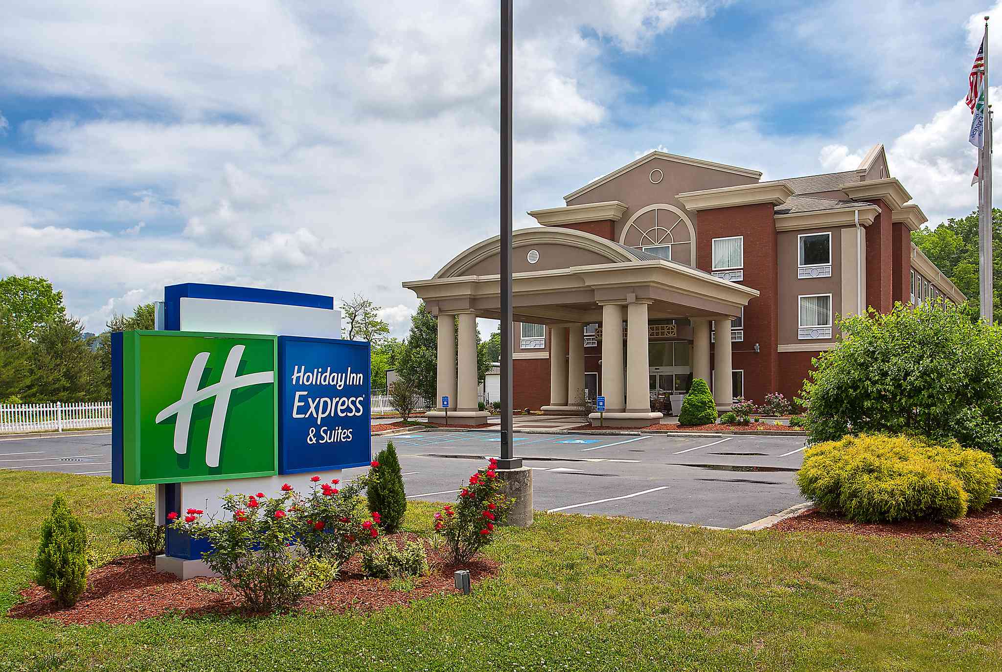 Holiday Inn Express Hotel & Suites Murphy в Мерфи, NC