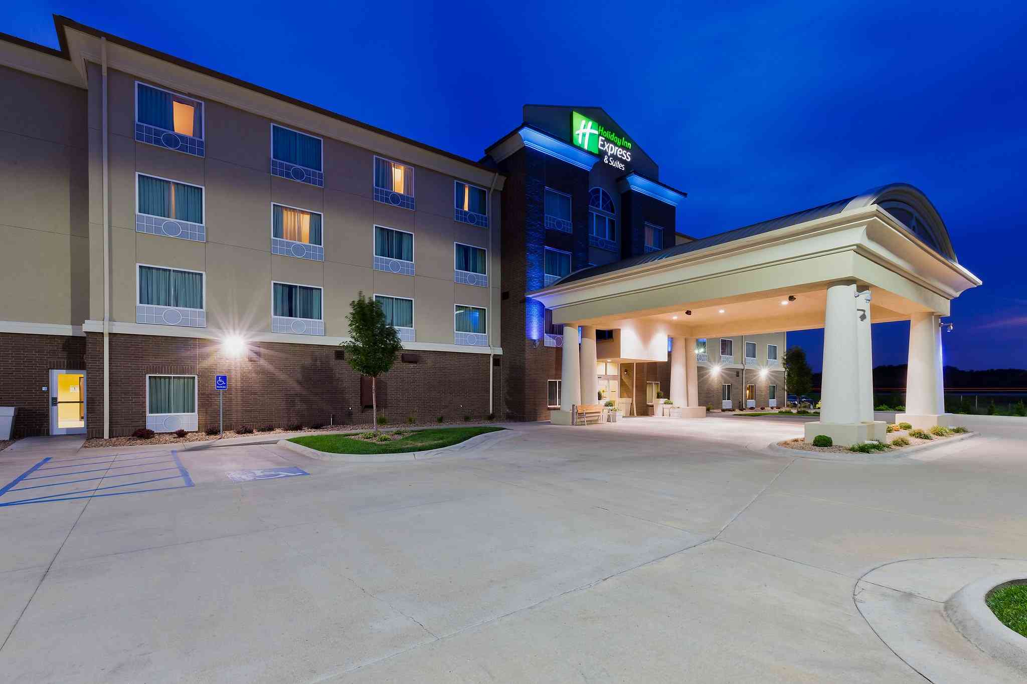 Holiday Inn Express & Suites - Salina в Салина, KS