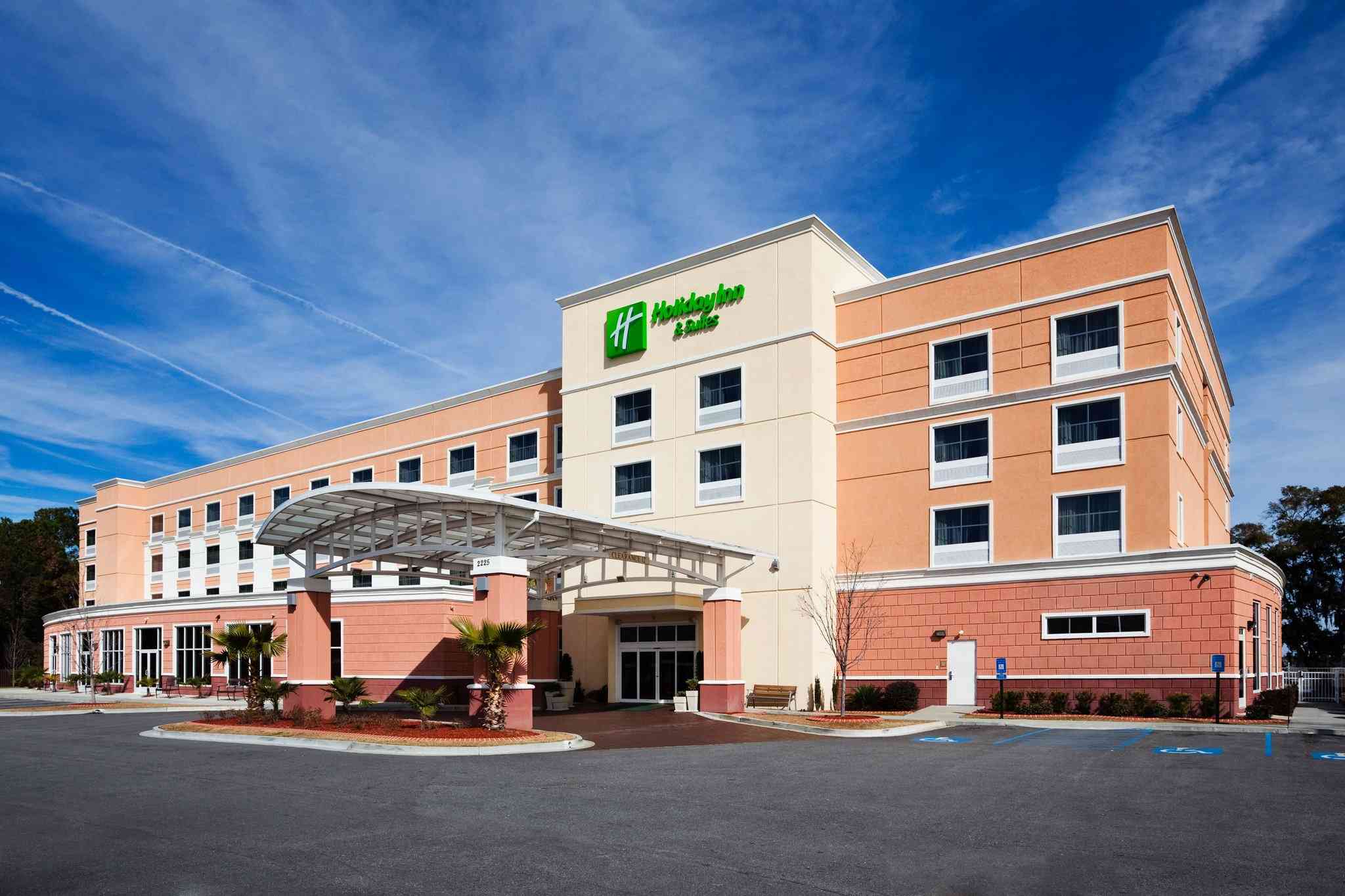 Holiday Inn & Suites Beaufort @ Highway 21 в Бофорт, SC