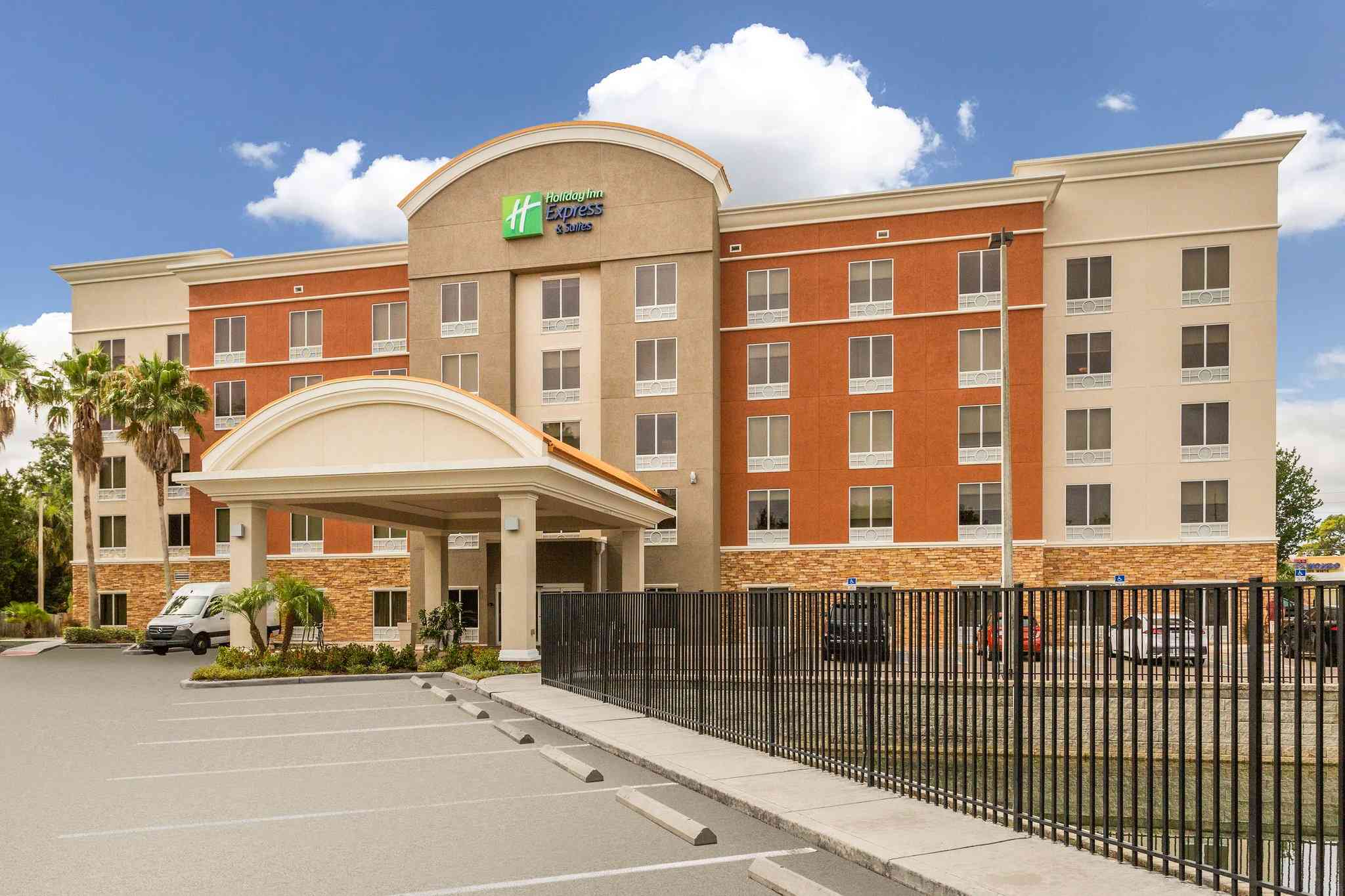 Holiday Inn Express & Suites Largo-Clearwater в Ларго, FL