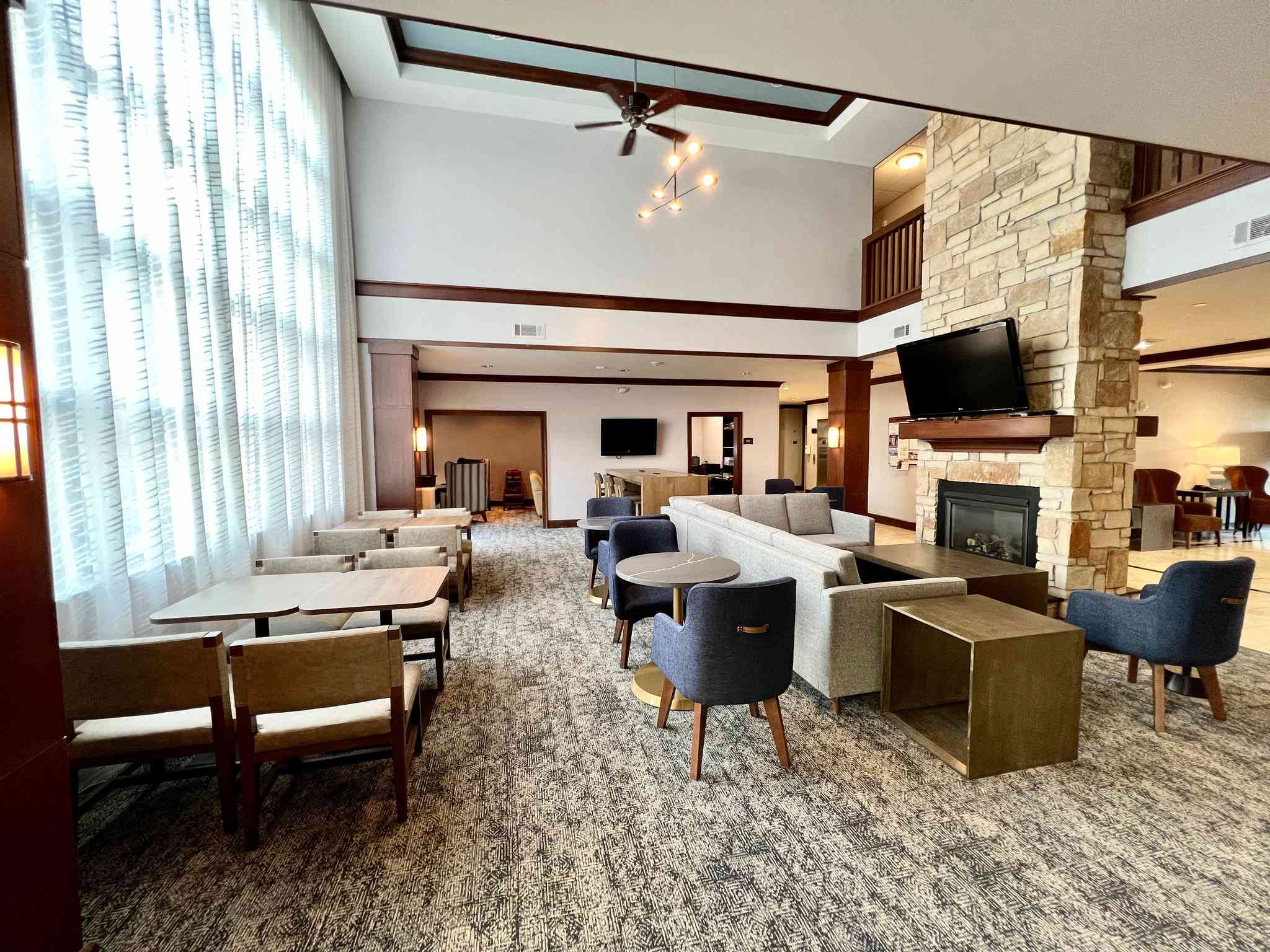 Staybridge Suites Milwaukee West - Oconomowoc в Окономовок, WI