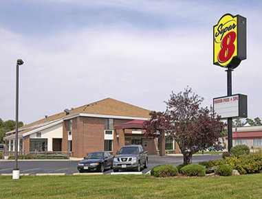 Super 8 by Wyndham Watertown WI i Watertown, WI