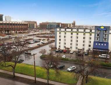 Minneapolis, MN 的 Days Hotel by Wyndham University Ave SE