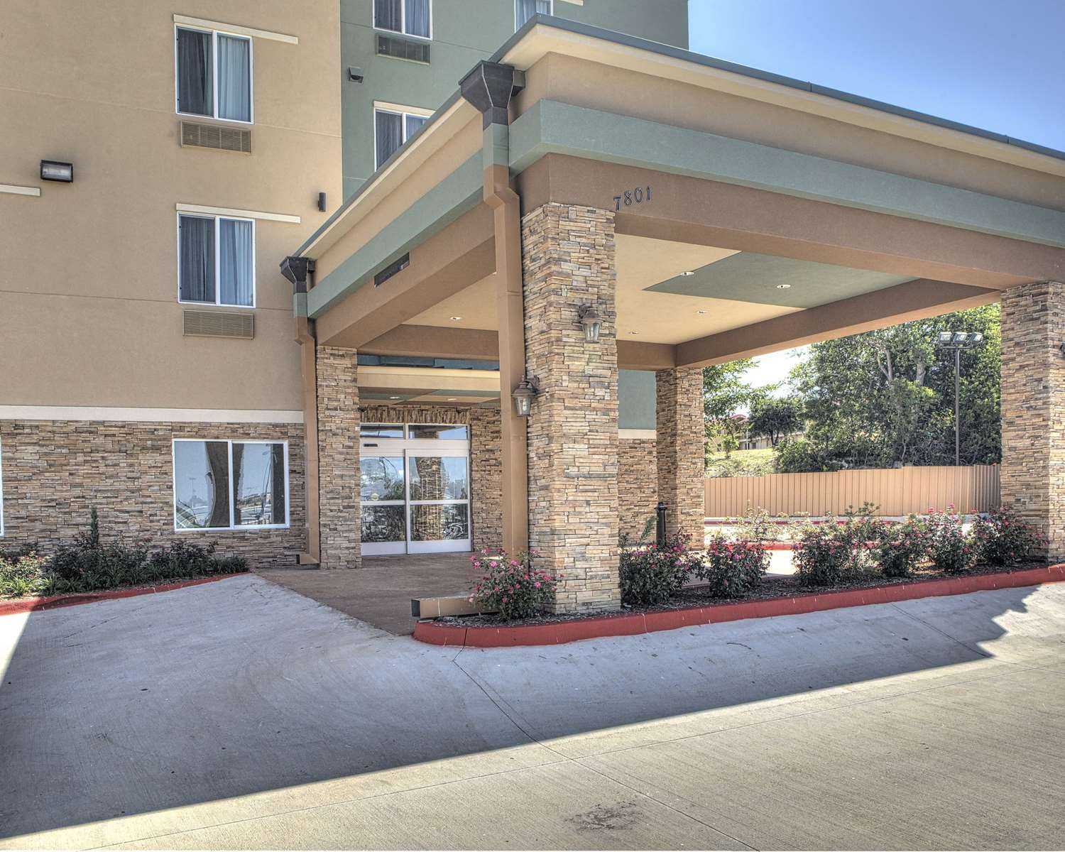 Comfort Inn and Suites Fort Worth West in White Settlement, TX