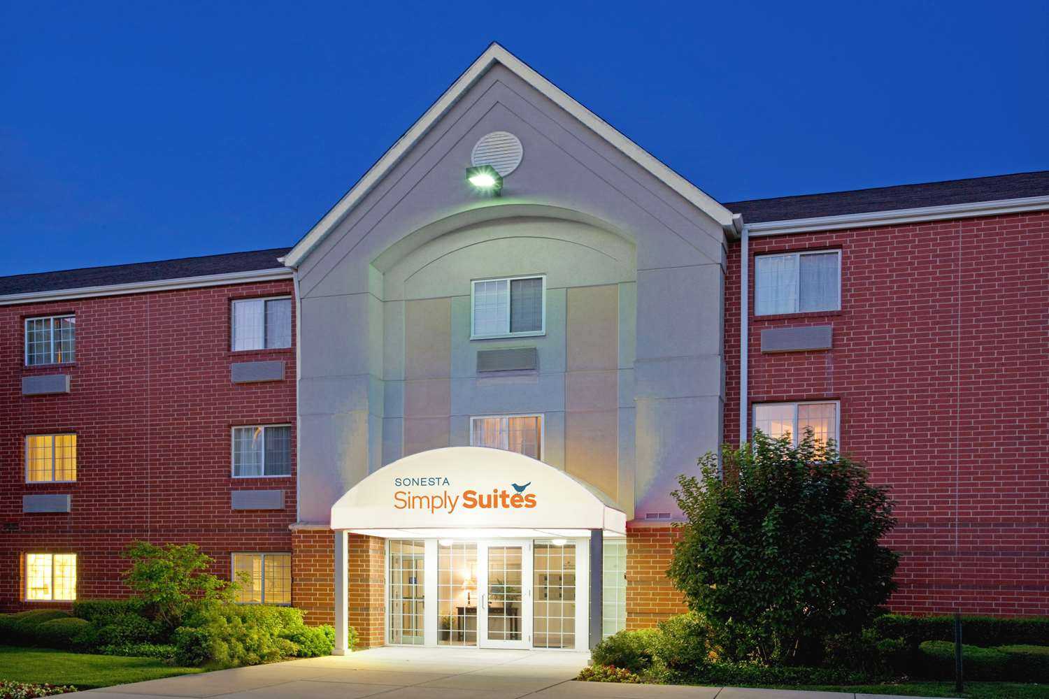 Sonesta Simply Suites Chicago Naperville in Warrenville, IL