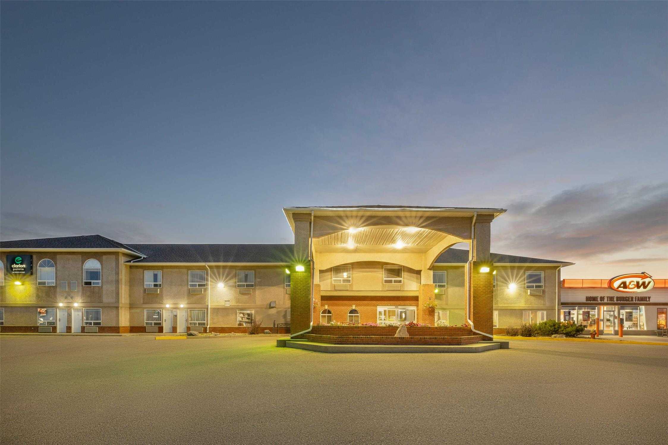 Rimbey, AB 的 Rimbey Ridge Hotel & Suites