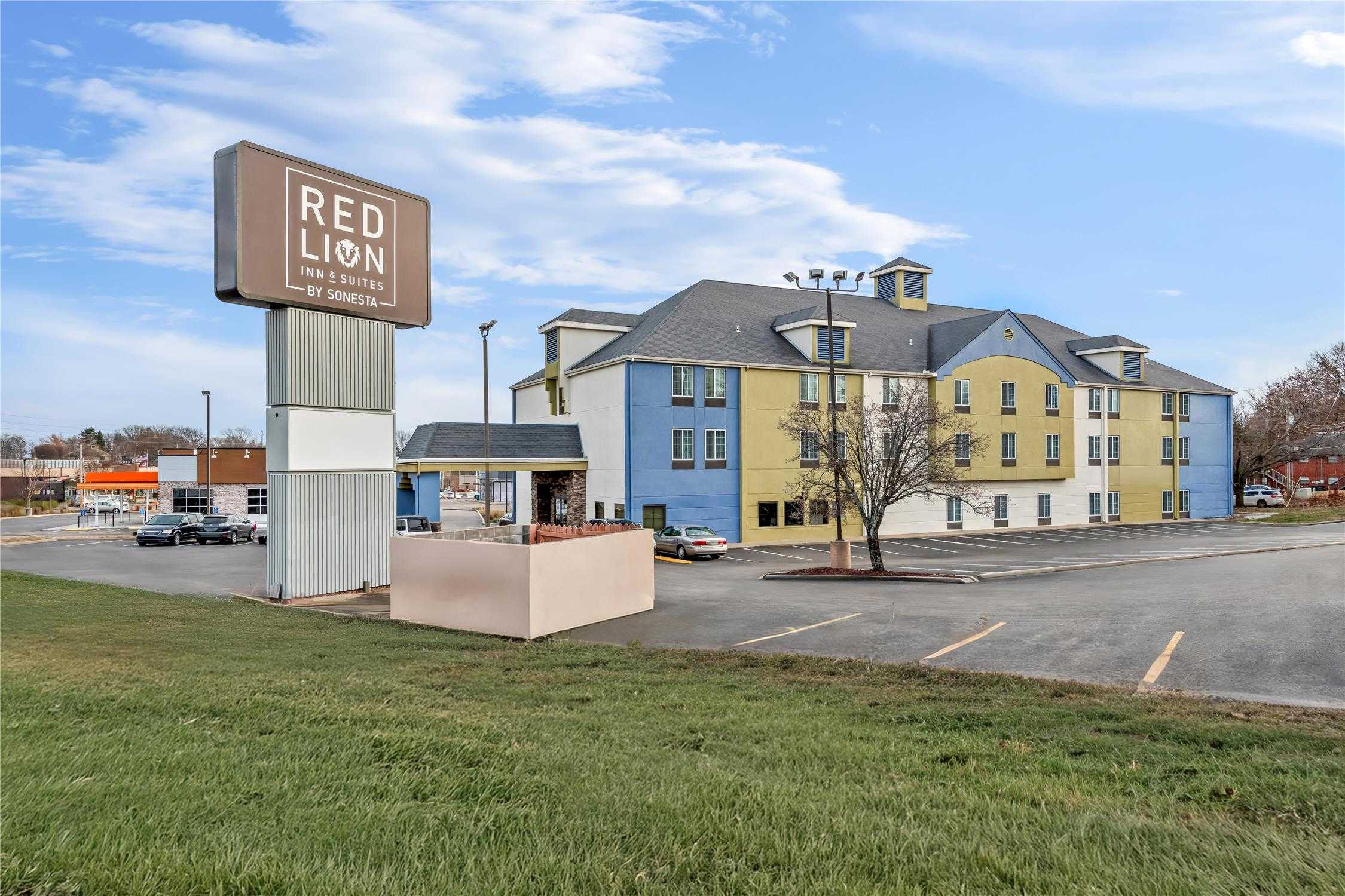 Red Lion Inn & Suites Blue Springs в Blue Springs, MO