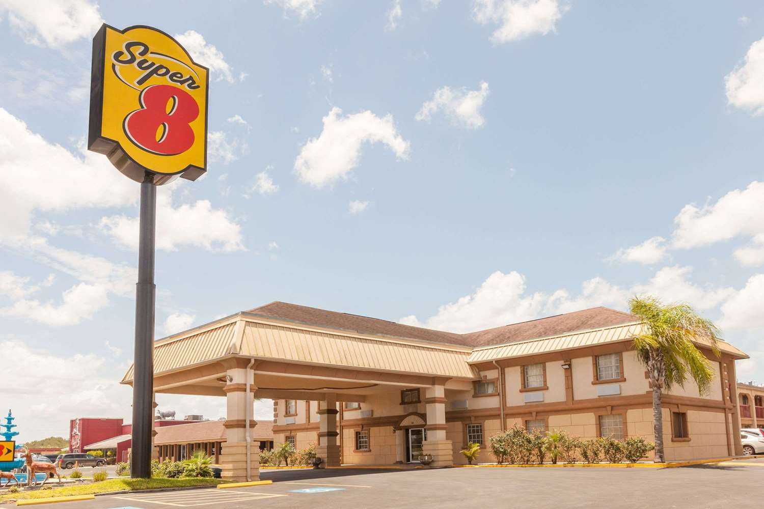 Super 8 by Wyndham Kingsville i Kingsville, TX