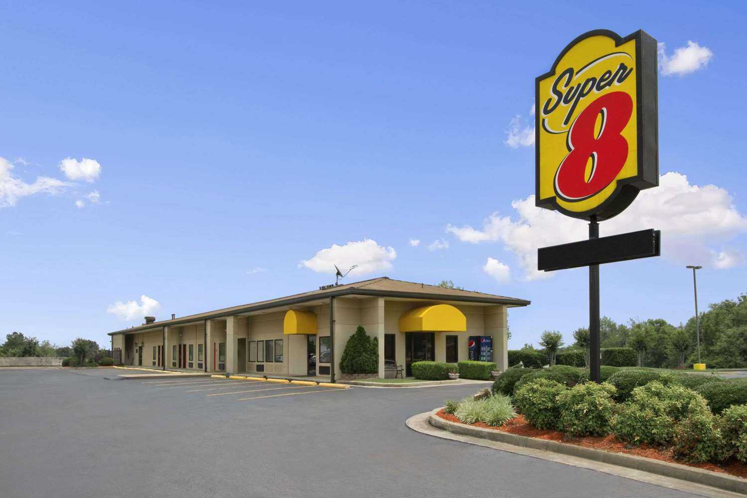 Super 8 by Wyndham Tupelo Airport in Tupelo, MS