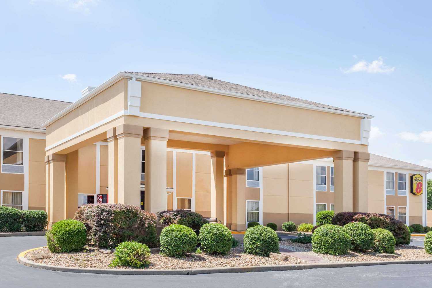 Super 8 by Wyndham Evansville North a Evansville, IN