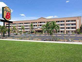 Super 8 by Wyndham Fort Myers in 迈尔斯堡, FL