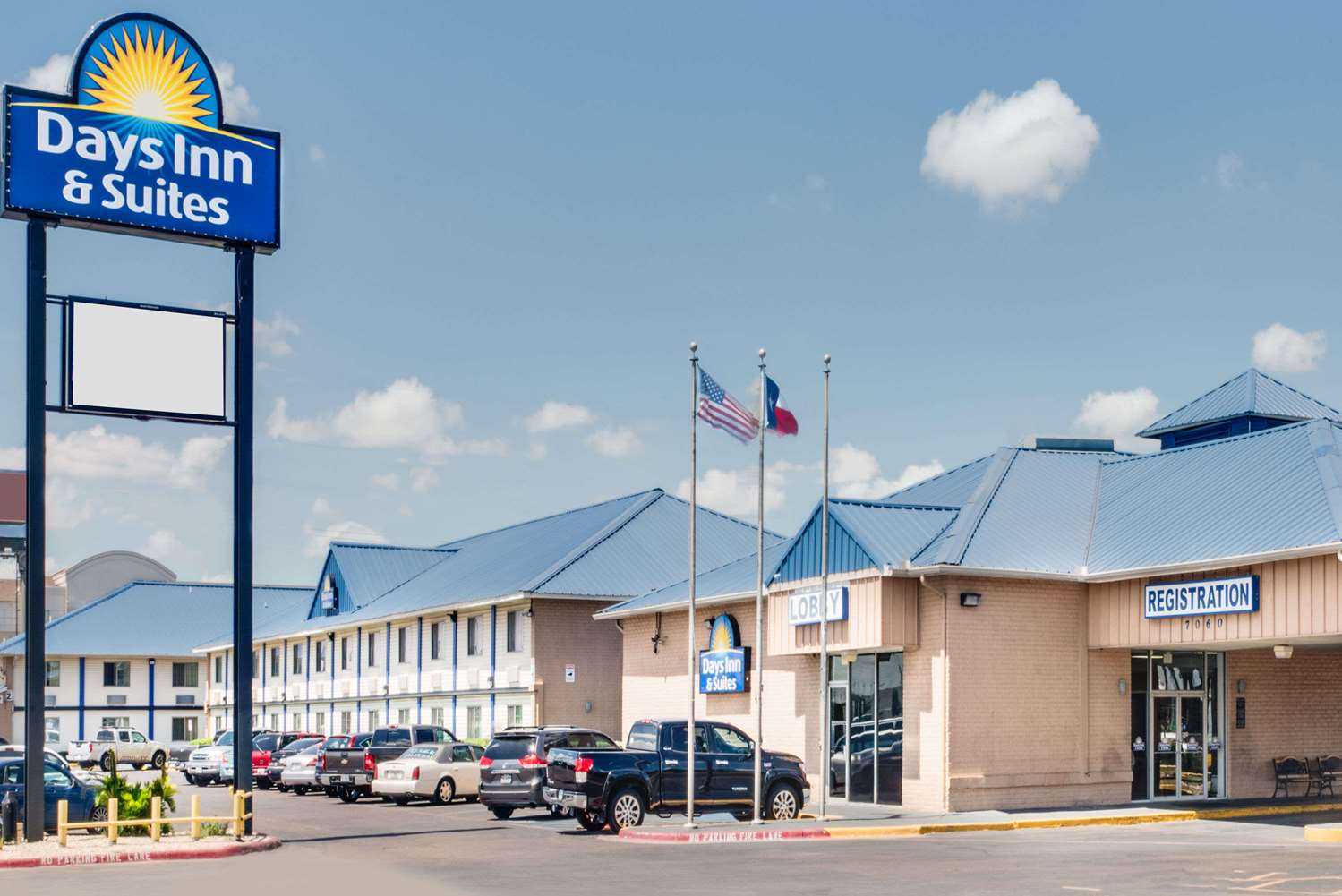 Laredo, TX 的 Days Inn & Suites by Wyndham Laredo