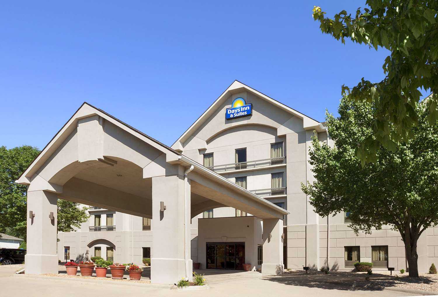 Days Inn & Suites by Wyndham Cedar Rapids a Cedar Rapids, IA