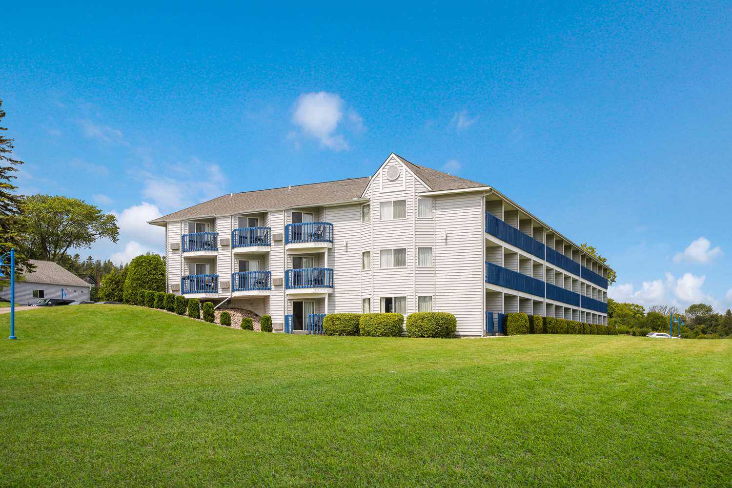 St. Ignace, MI 的 Best Western Harbour Pointe Lakefront