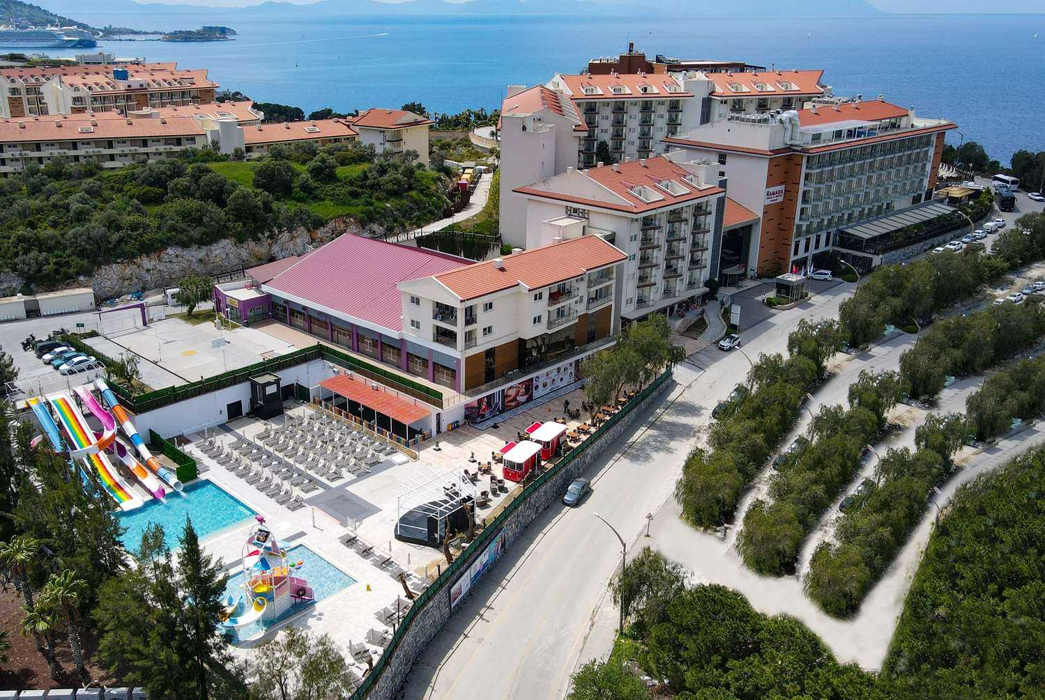 Ramada Hotel & Suites by Wyndham Kusadasi i Kusadasi, TR