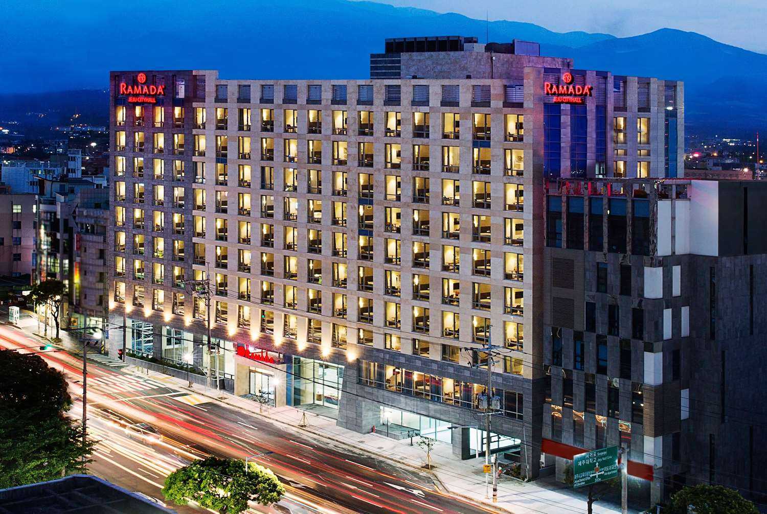 Ramada by Wyndham Jeju City Hall в Jeju, KR