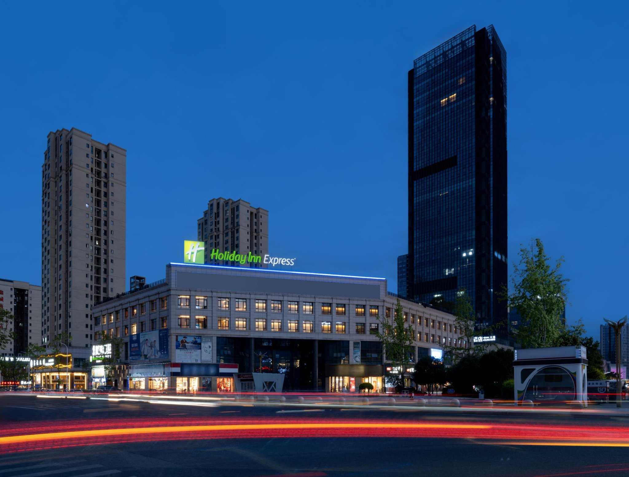 Holiday Inn Express Chongqing Tongliang в Чунцин, CN