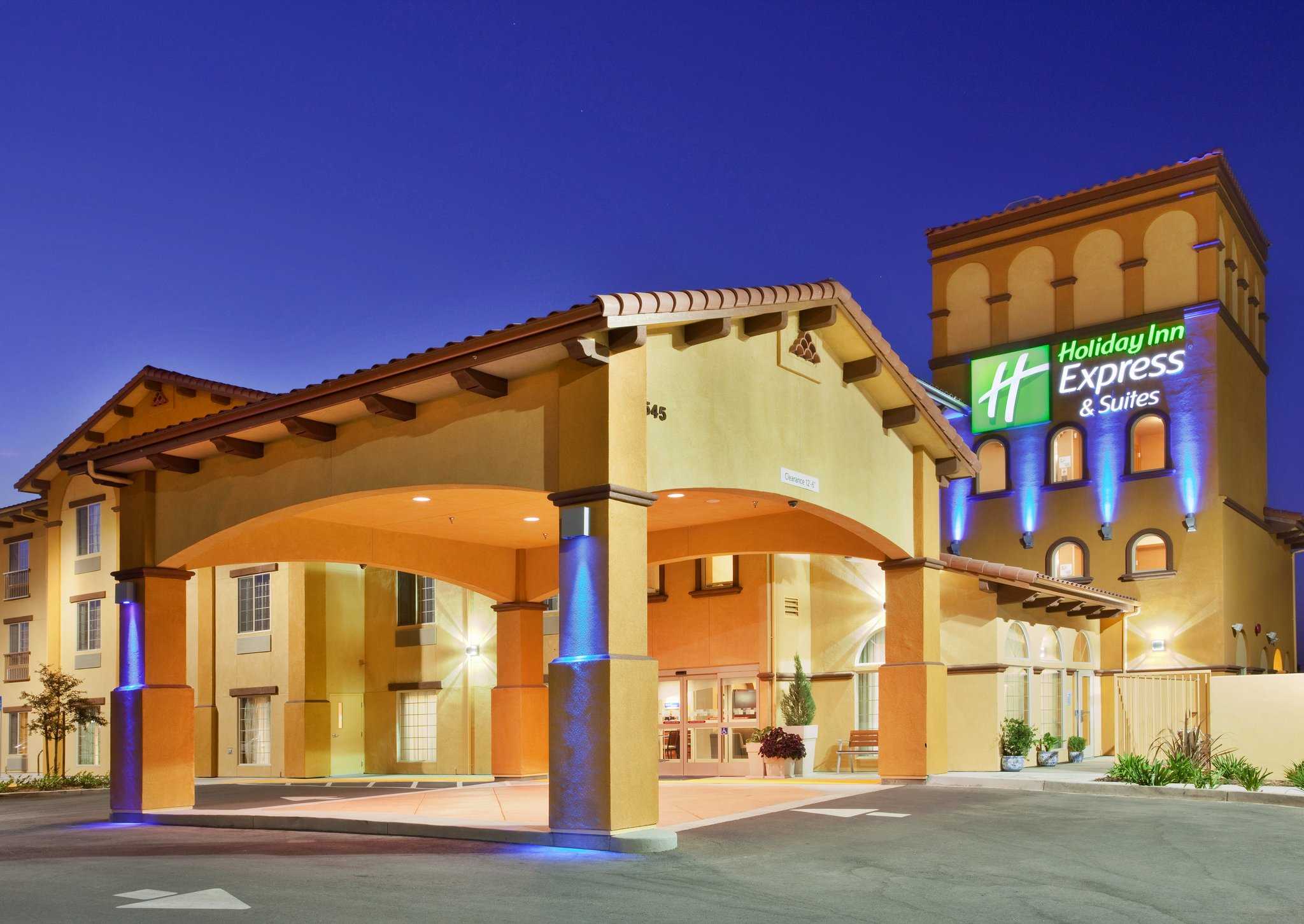 Holiday Inn Express Hotel & Suites Willows in Saules, CA