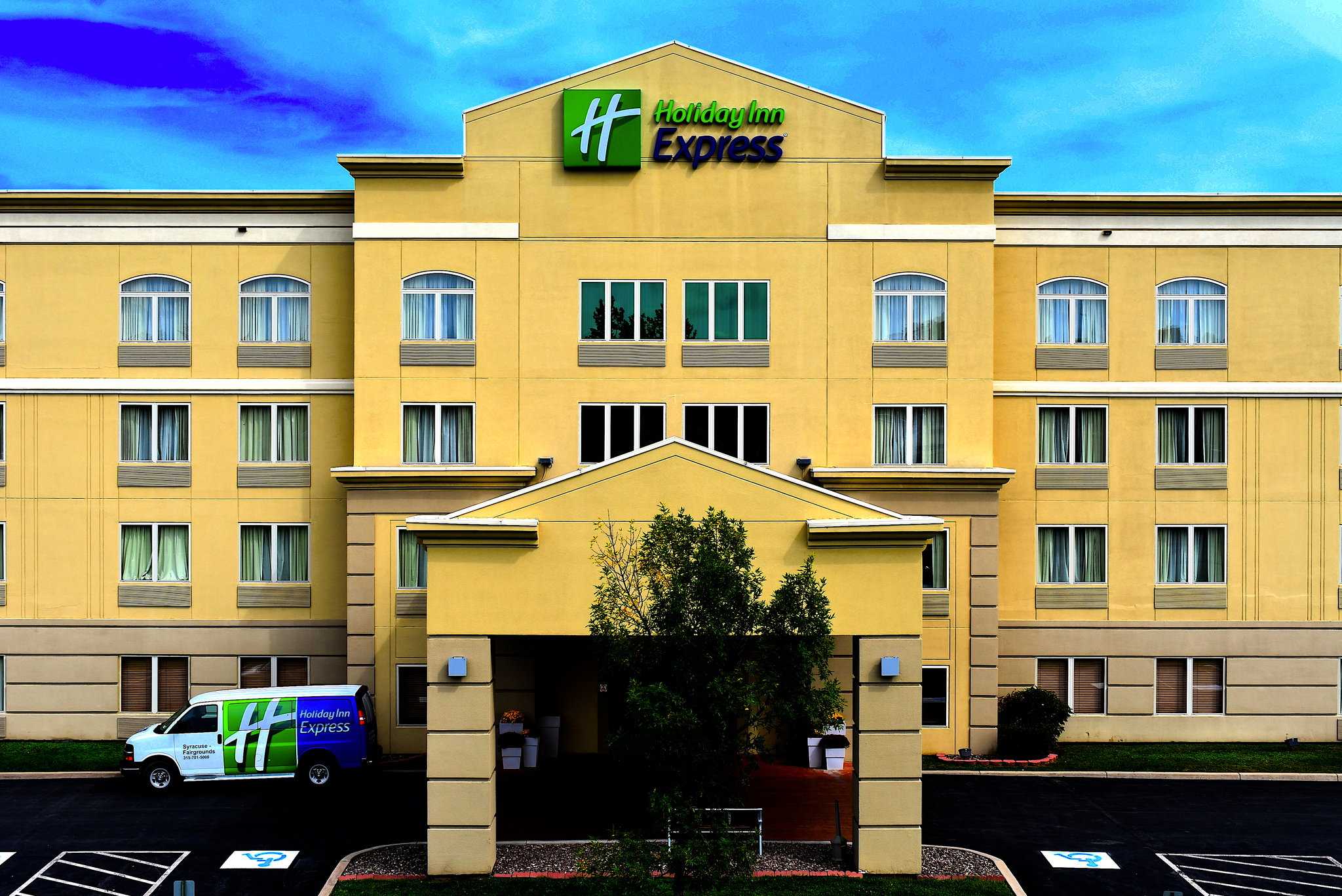 Holiday Inn Express Syracuse-Fairgrounds в Предупредители, NY