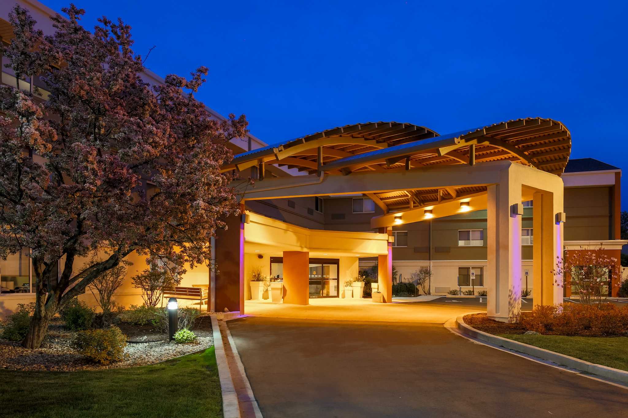 Holiday Inn Express Hotel Milwaukee-West Medical Center в Вауватоза, WI