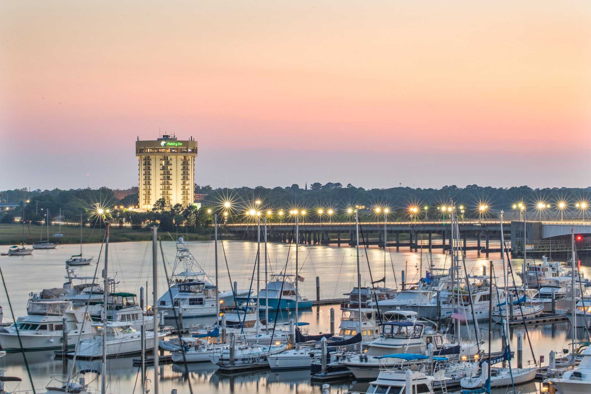 Holiday Inn Charleston-Riverview в Чарльстон, SC