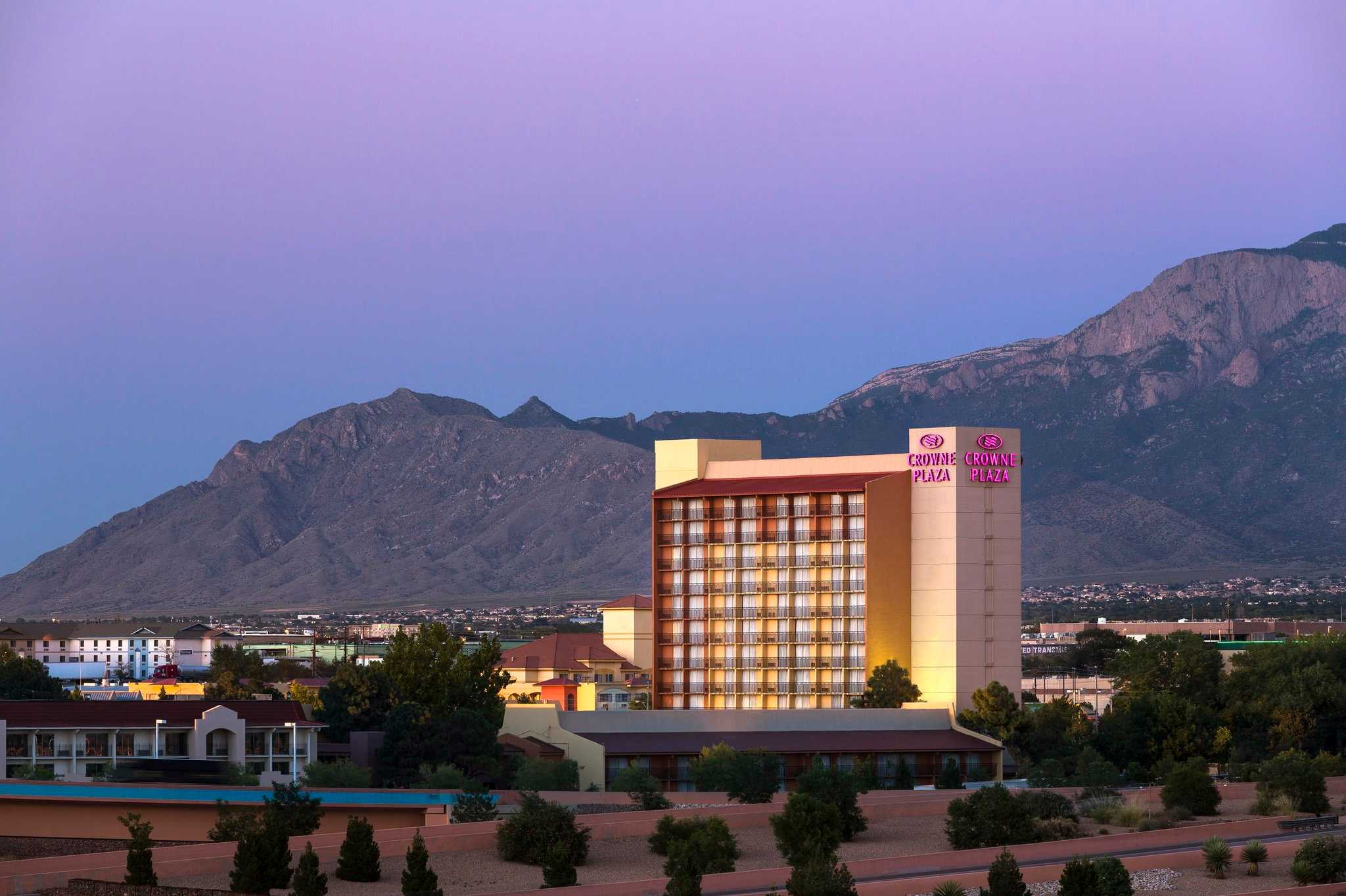 Crowne Plaza Albuquerque в Альбукерке, NM