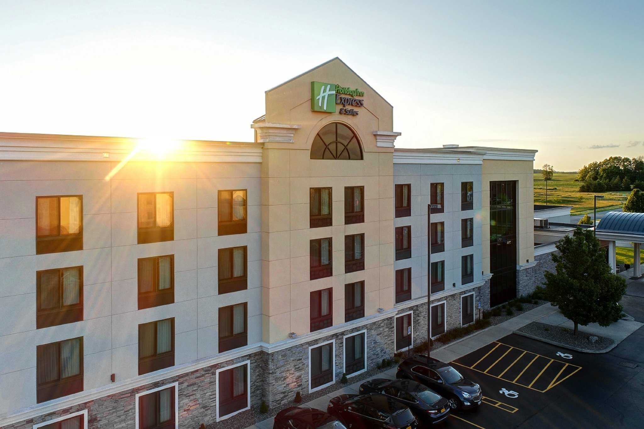 Holiday Inn Express Hotel & Suites Batavia - Darien Lake in Batavia, NY