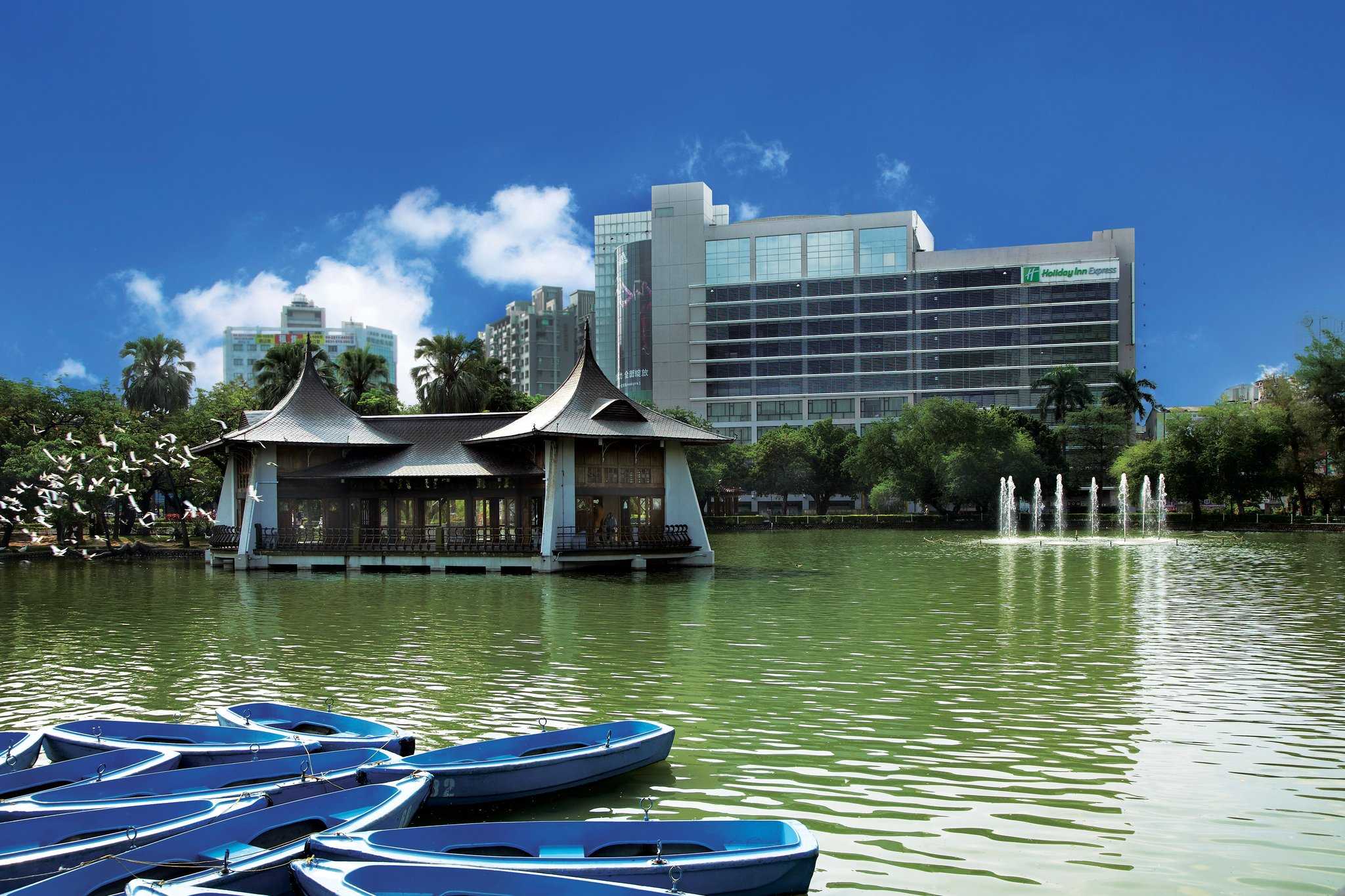 Holiday Inn Express Taichung Park in เมืองไถจง, TW