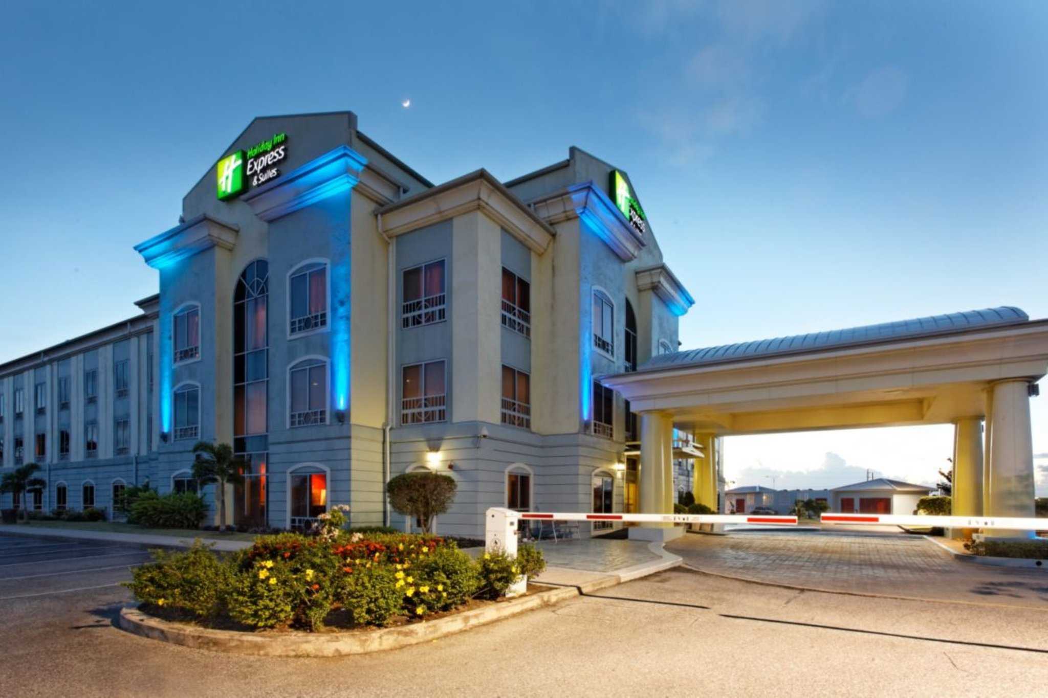 Holiday Inn Express & Suites Trincity Trinidad Airport in Triniteit, TT