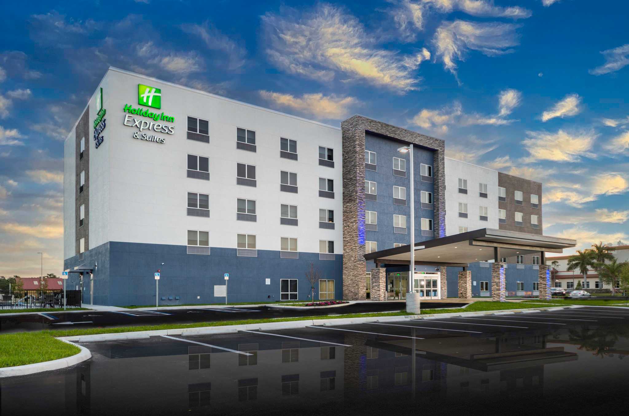 Holiday Inn Express & Suites Fort Myers Airport in Форт Майерс, FL