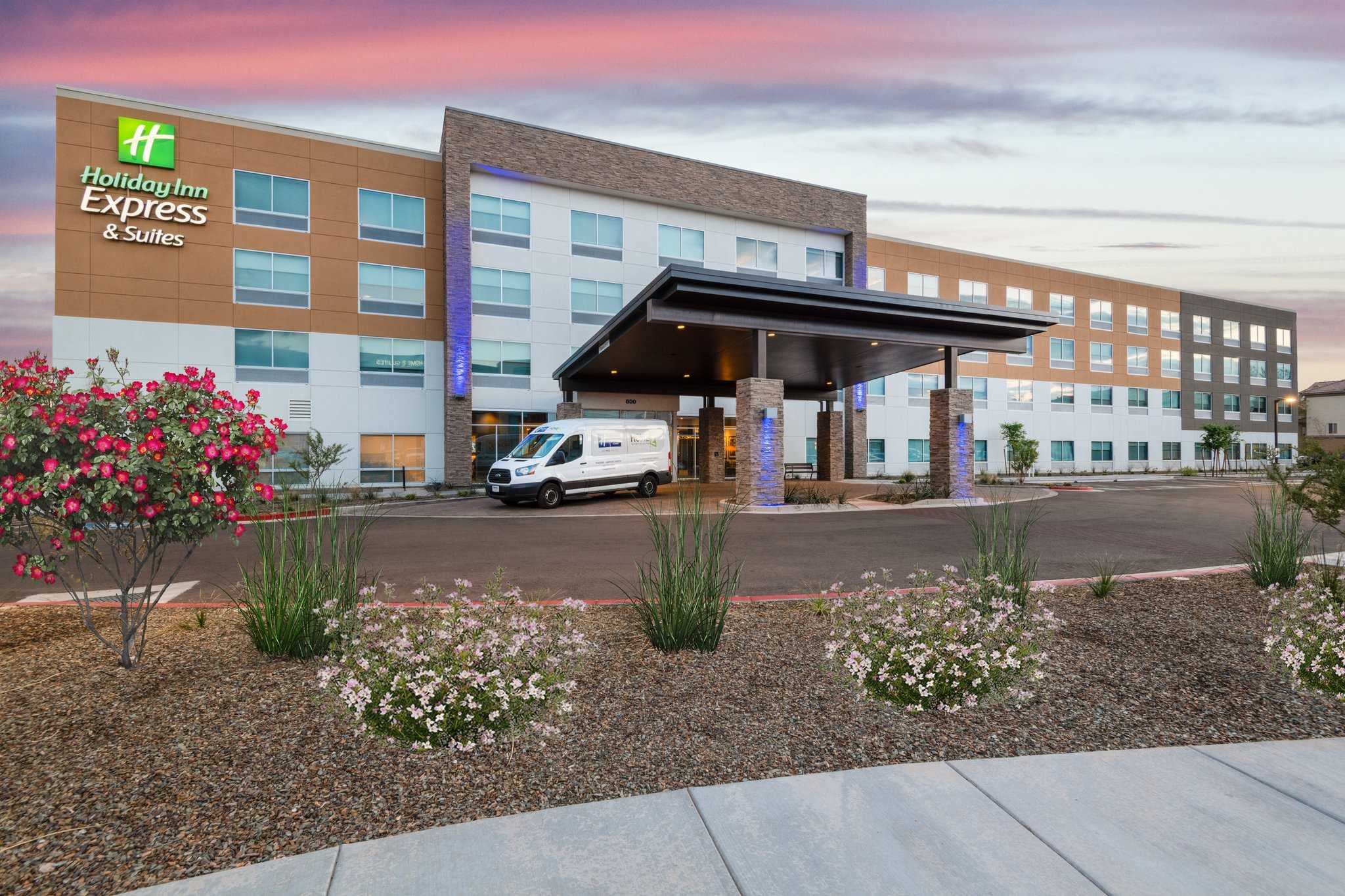 Holiday Inn Express & Suites Phoenix - Airport North in フェニックス, AZ