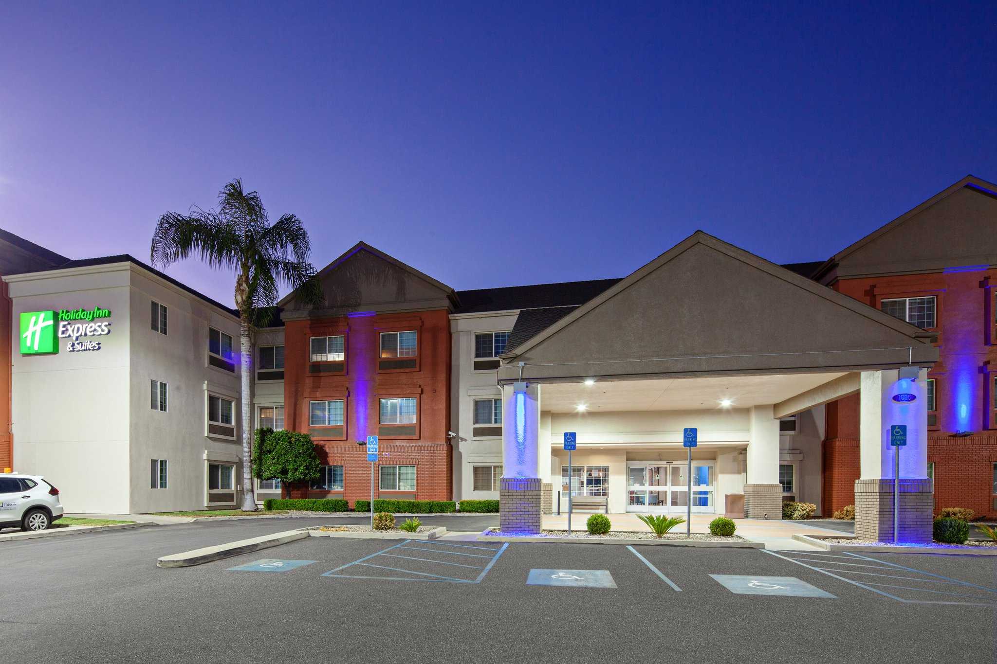 Holiday Inn Express & Suites Tulare in Туларе, CA